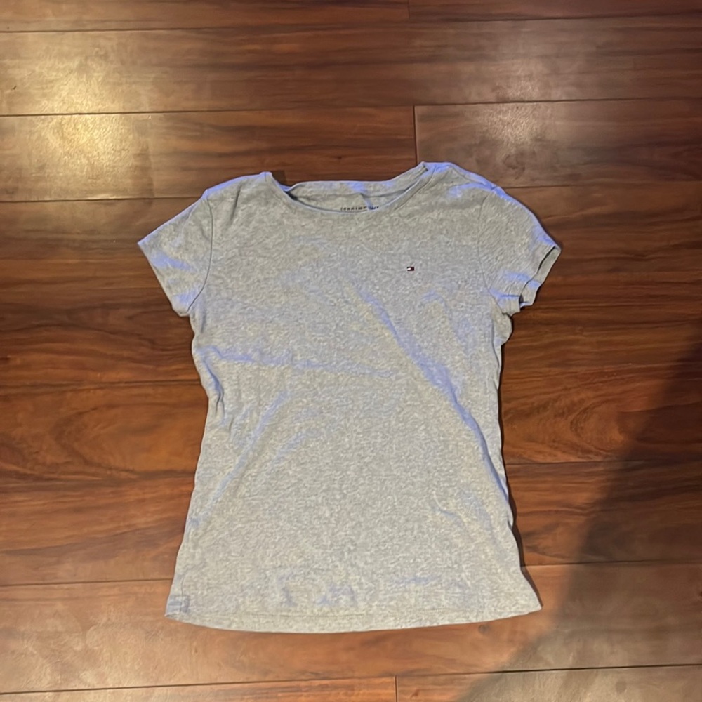 ✨2 for $10✨Tommy Hilfiger grey ribbed T-shirt